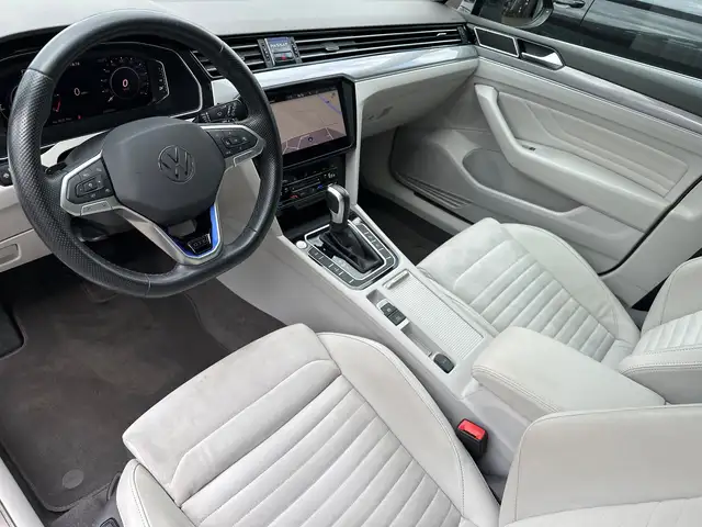 Volkswagen Passat view 9