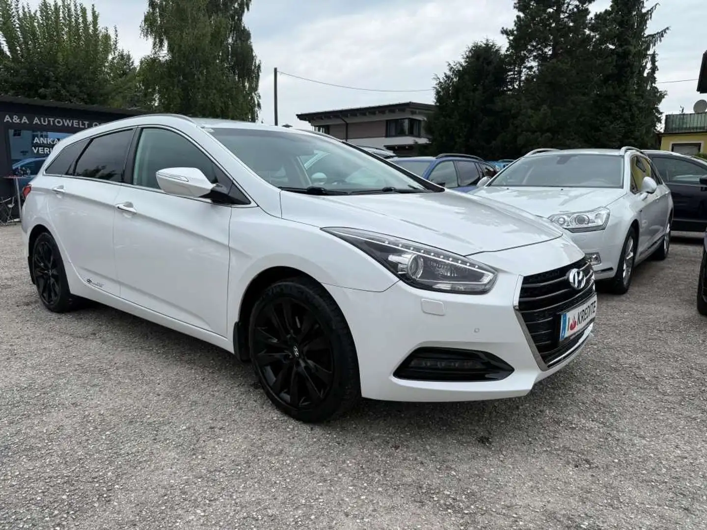 Hyundai i40 Business Class Plus 1,7 CRDi Aut. Weiß - 1