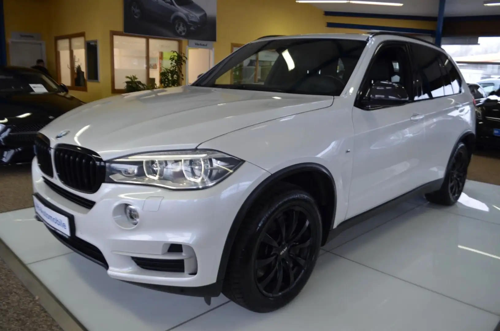 BMW X5 xDrive 50 i XENON / NAVI / LEDER / HUD /R-KAM Weiß - 1