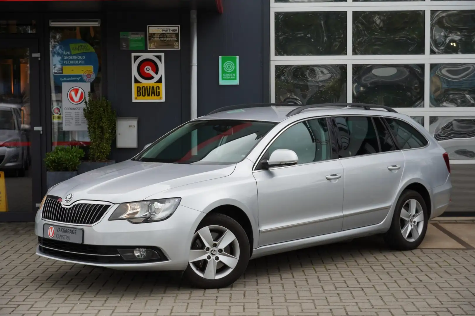 Skoda Superb Combi 1.8 TSI DSG 161PK Clima/Cruise/Navi/Trekh Grijs - 2