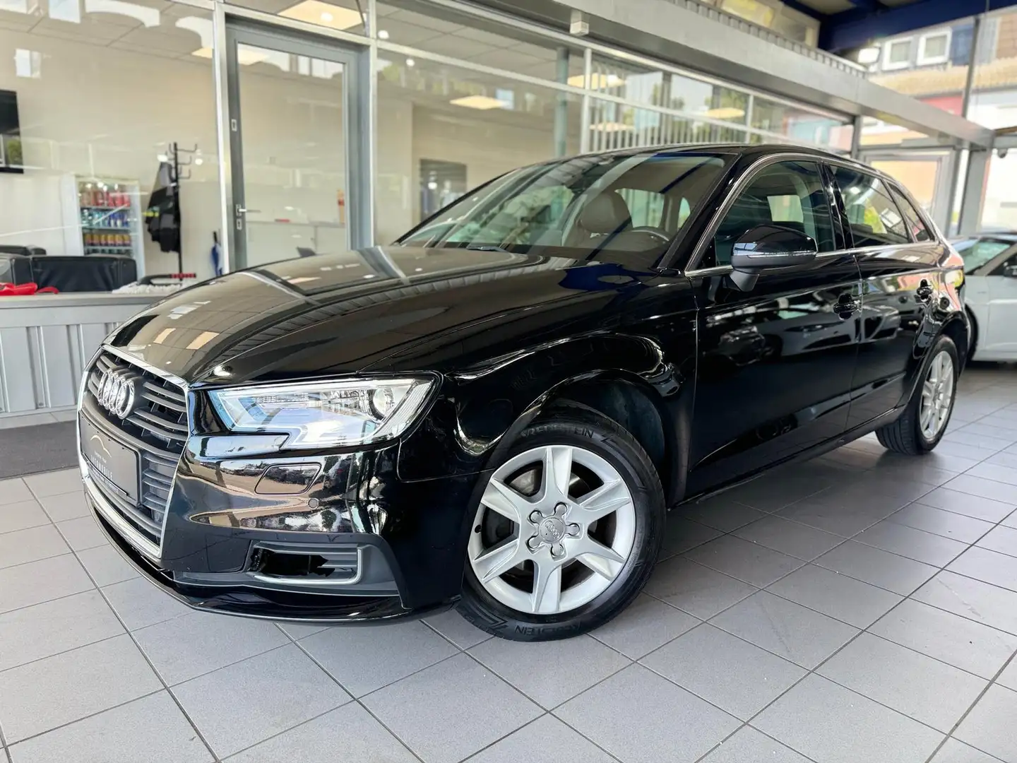 Audi A3 Sportback design 1.6 TDI BI-XENON PDC NAVI Schwarz - 2