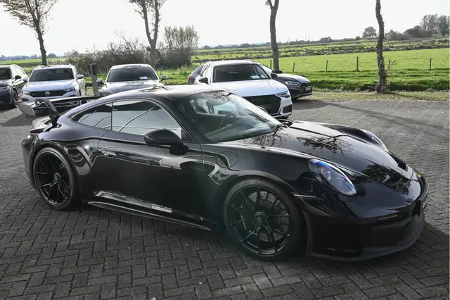 Porsche 911 view 3