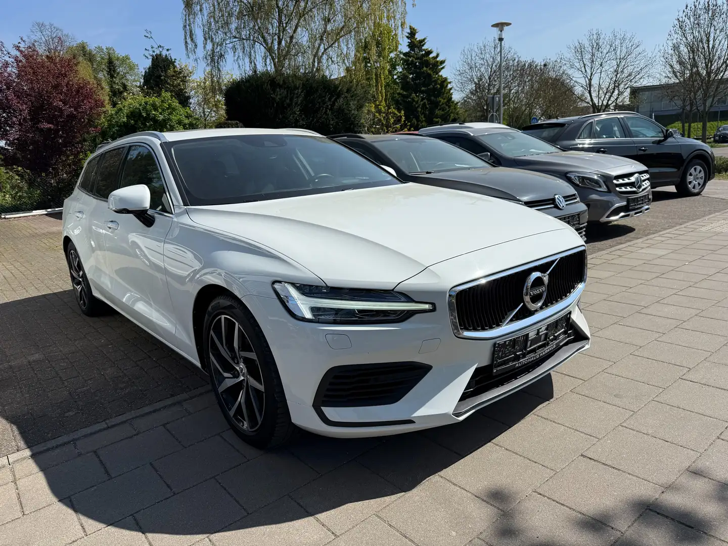 Volvo V60 Pro Plug-In Hybrid AWD Pano/Kamera/Standheizung Weiß - 1