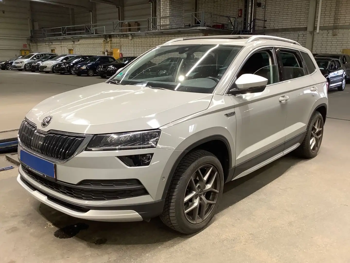 Skoda Karoq 1,5 TSI DSG 4x4 Scout Pano AHK Grau - 2