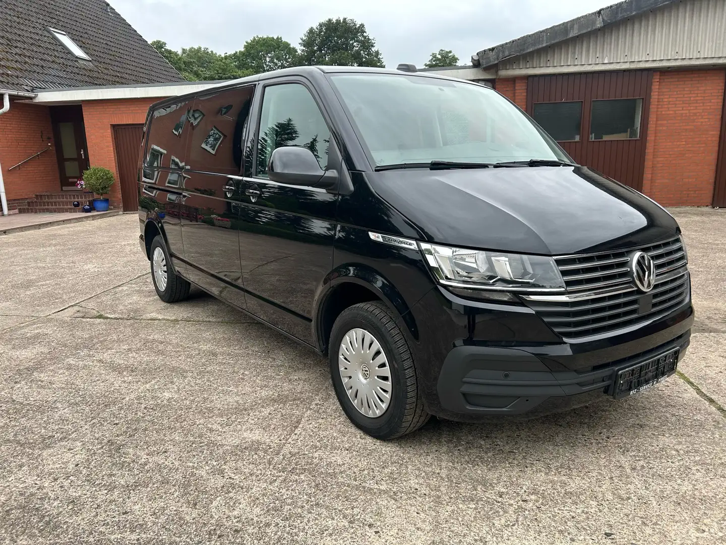 Volkswagen T6.1 Caravelle DSG Kurz Trendline Černá - 2