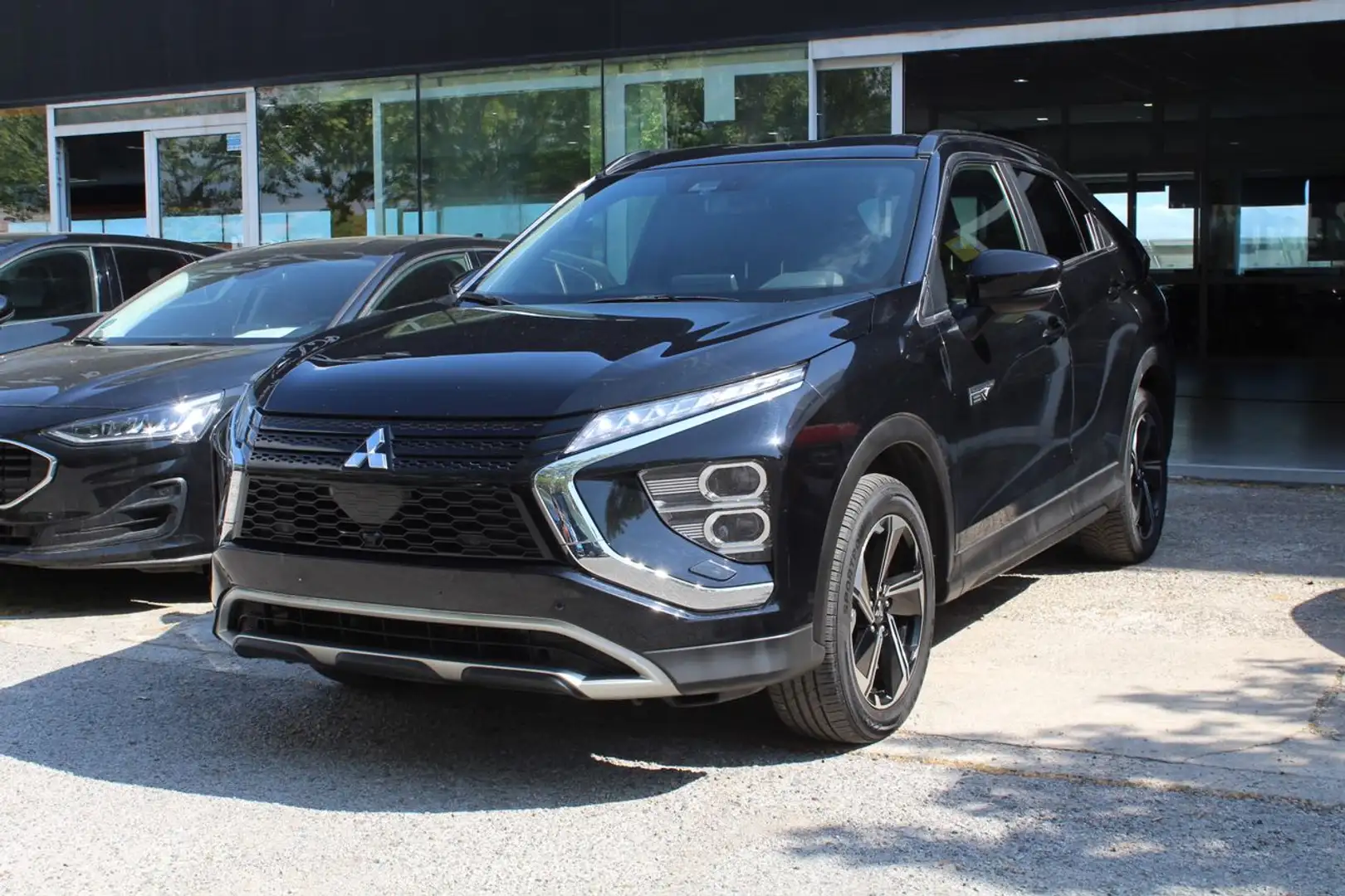 Mitsubishi Eclipse Cross 2.4 PHEV Kaiteki Auto 4WD Noir - 2