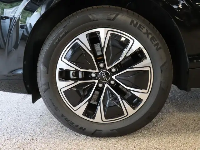 Audi Q3 view 8