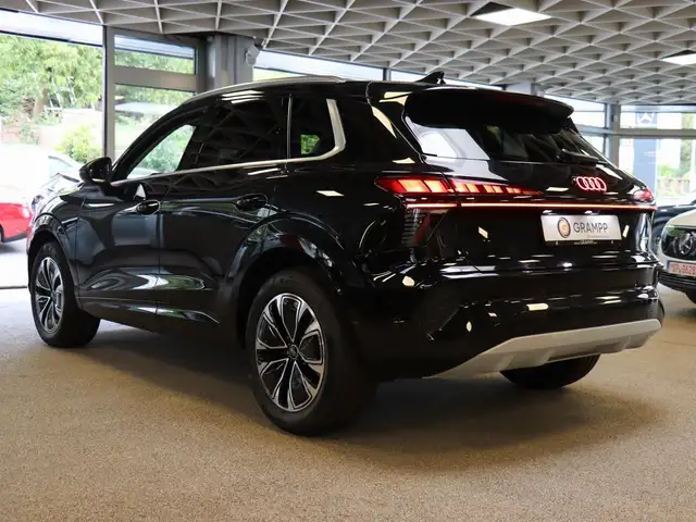 Audi Q3 view 6