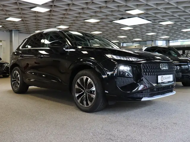 Audi Q3 view 3