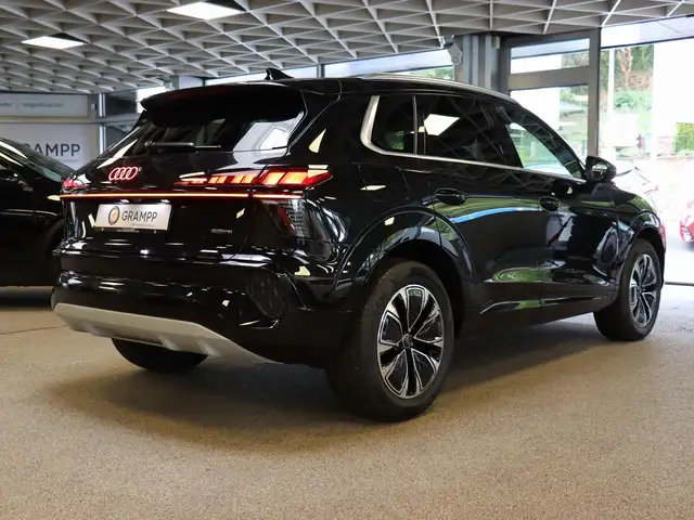 Audi Q3 view 4