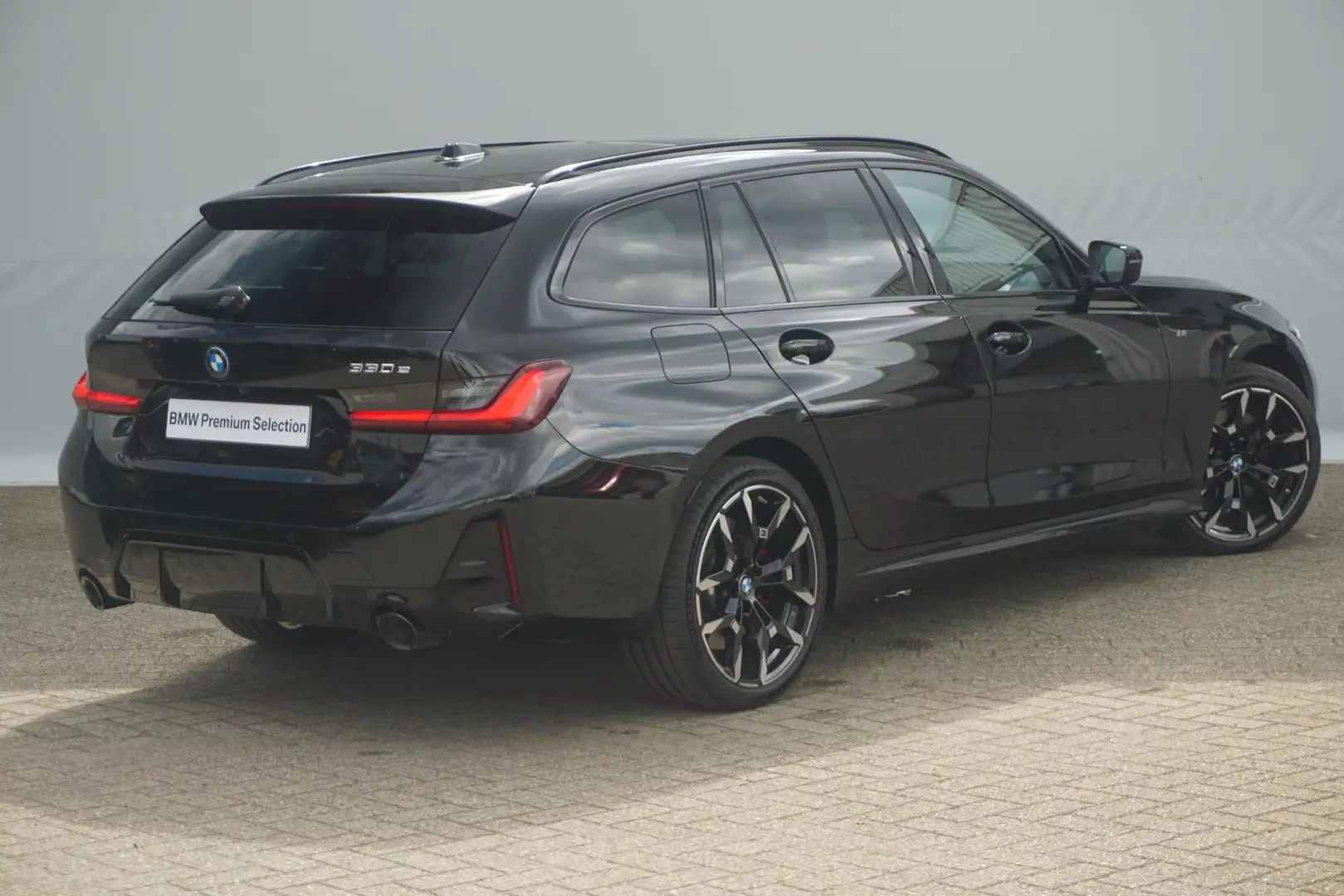 BMW 330 3-serie Touring 330e M Sport Pro | Trekhaak / Pano Noir - 2