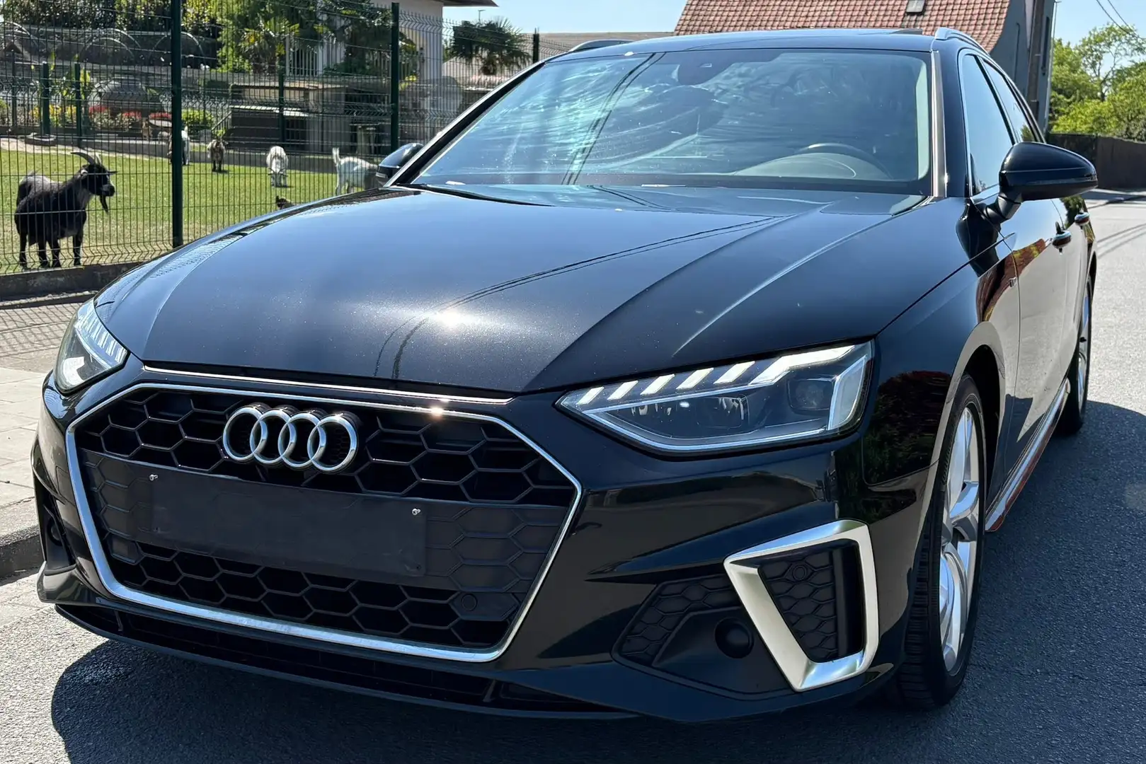 Audi A4 Avant 35 TDI S tronic line crna - 1