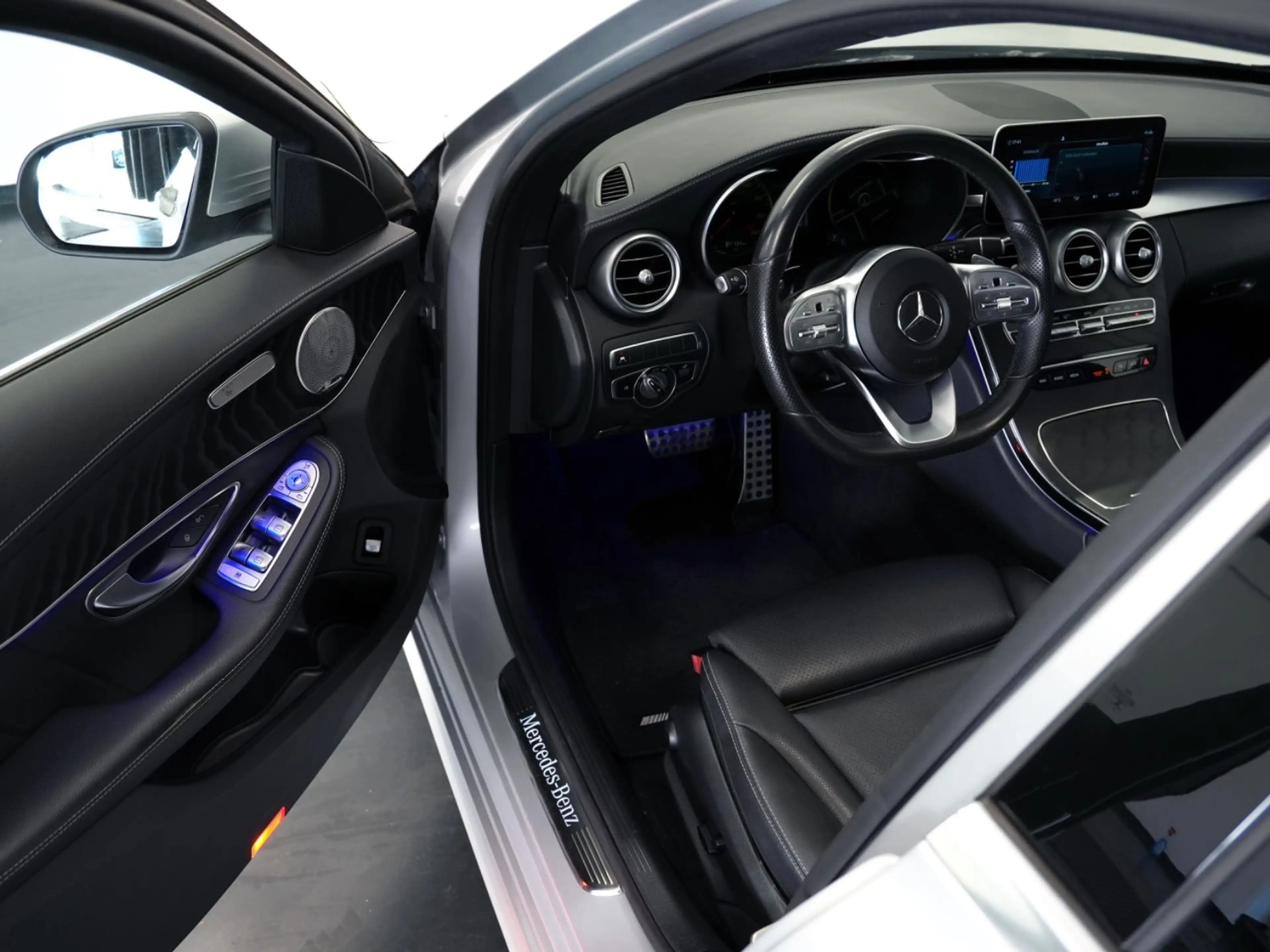 Mercedes-Benz C 300 AMG-LINE VIRTUAL/PANO/BURMESTER/360°/ACC — photo 14