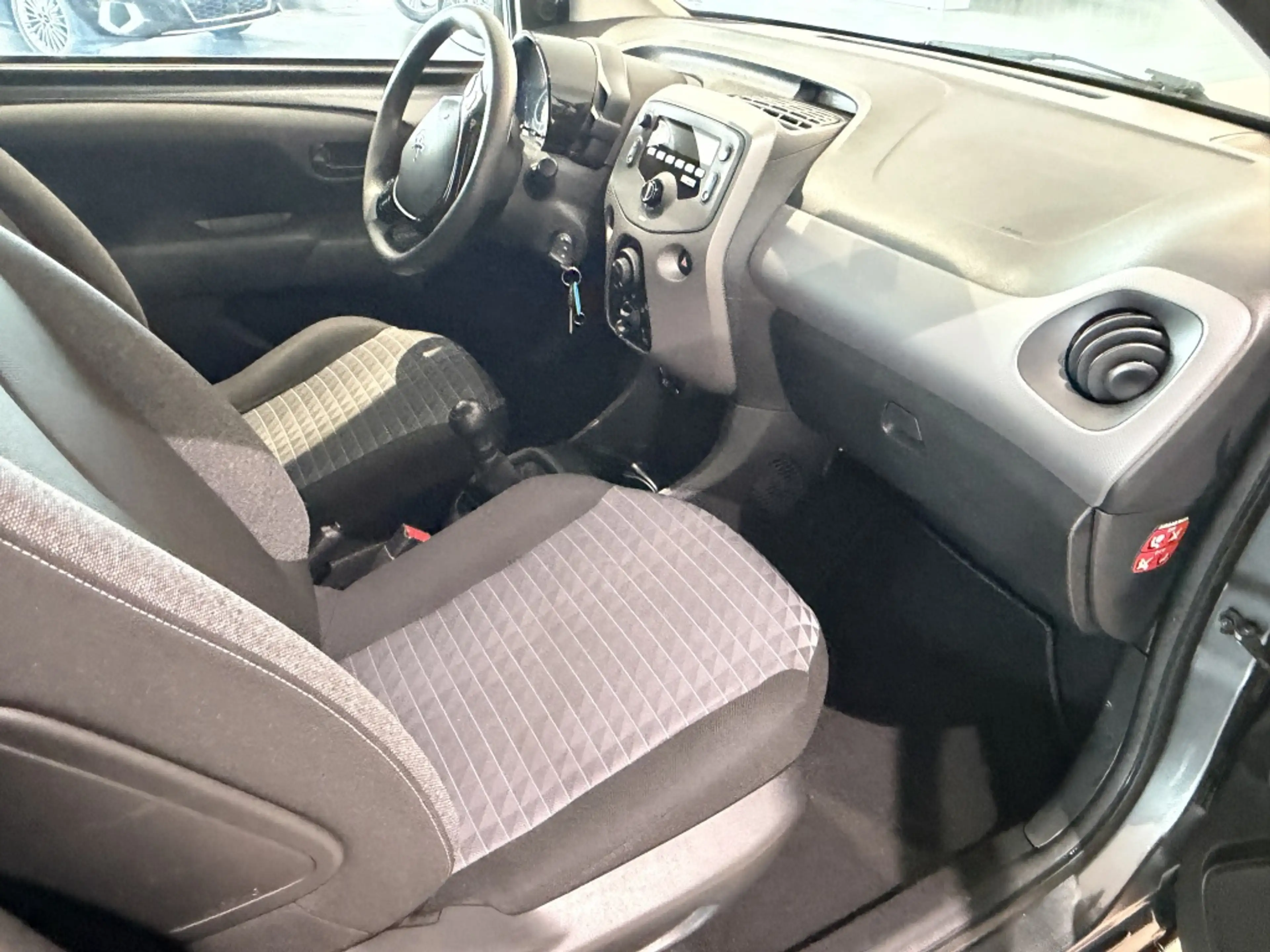 Peugeot 108 1.0 e-VTi Active — photo 3