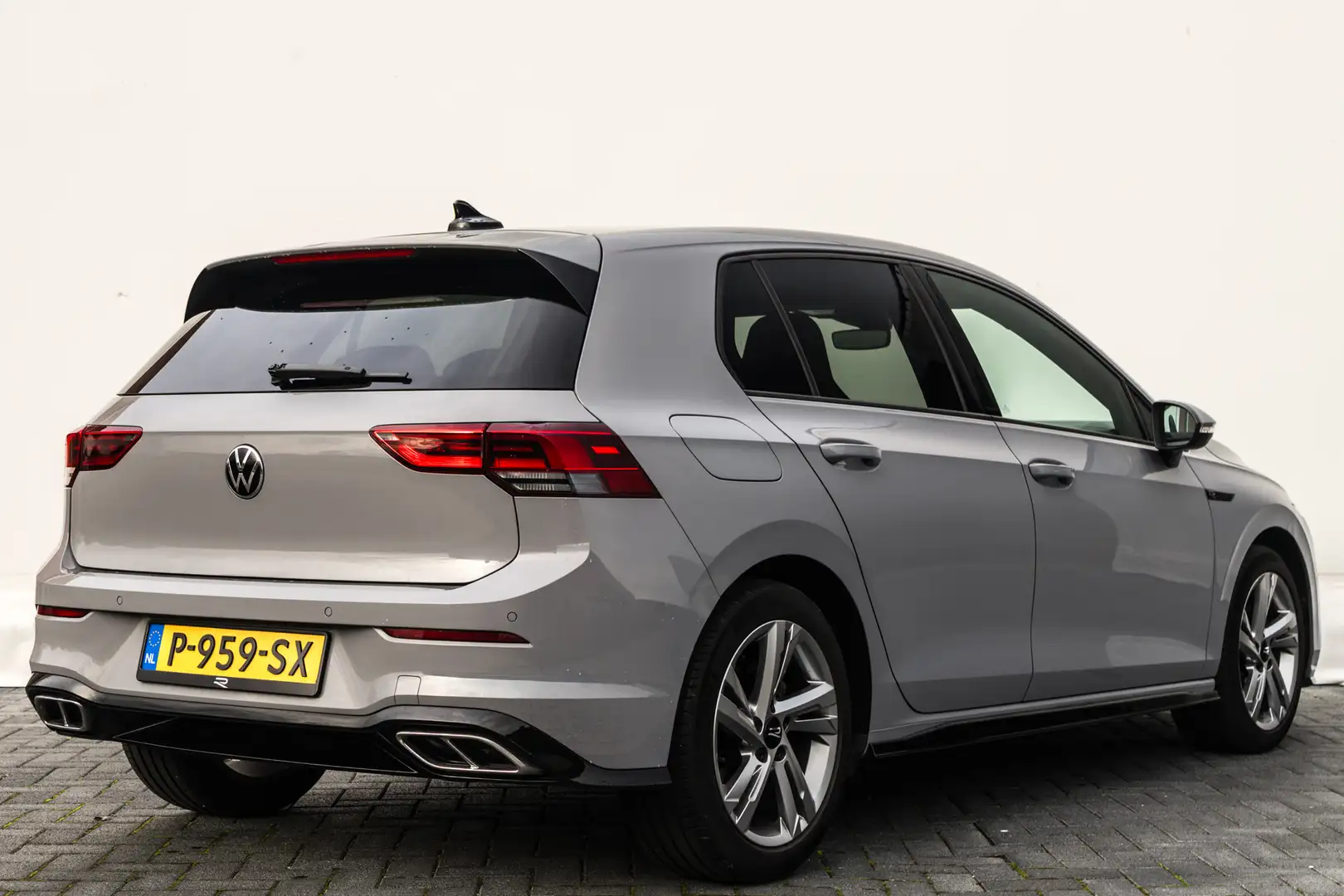 Volkswagen Golf 1.5 TSI 131PK R-Line RIJKLAAR INCL: GARANTIE. | 3 Grijs - 2