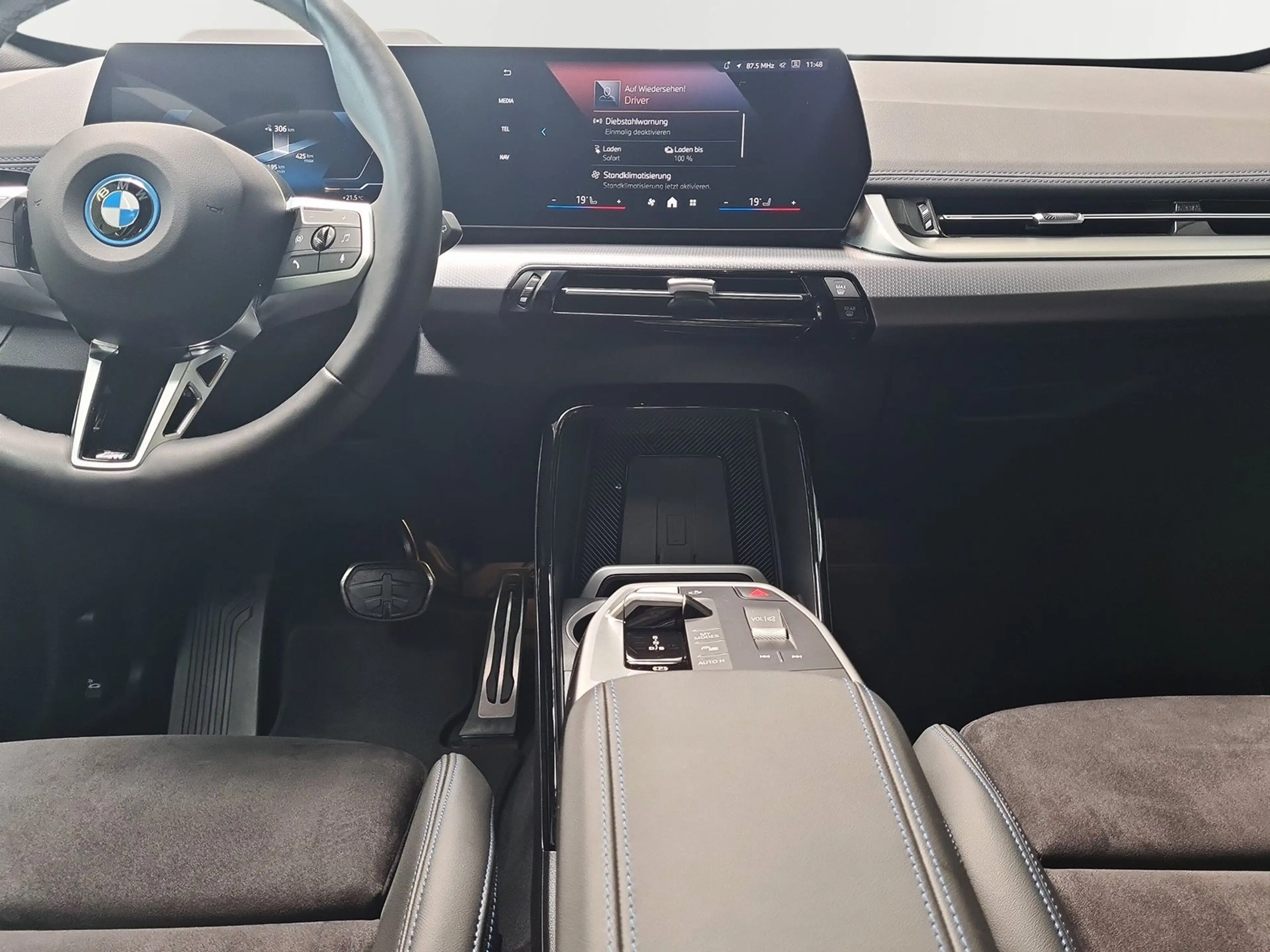 BMW iX1 eDrive20 M-Sport AHK Head-Up Massage HK HiFi DAB u — photo 8