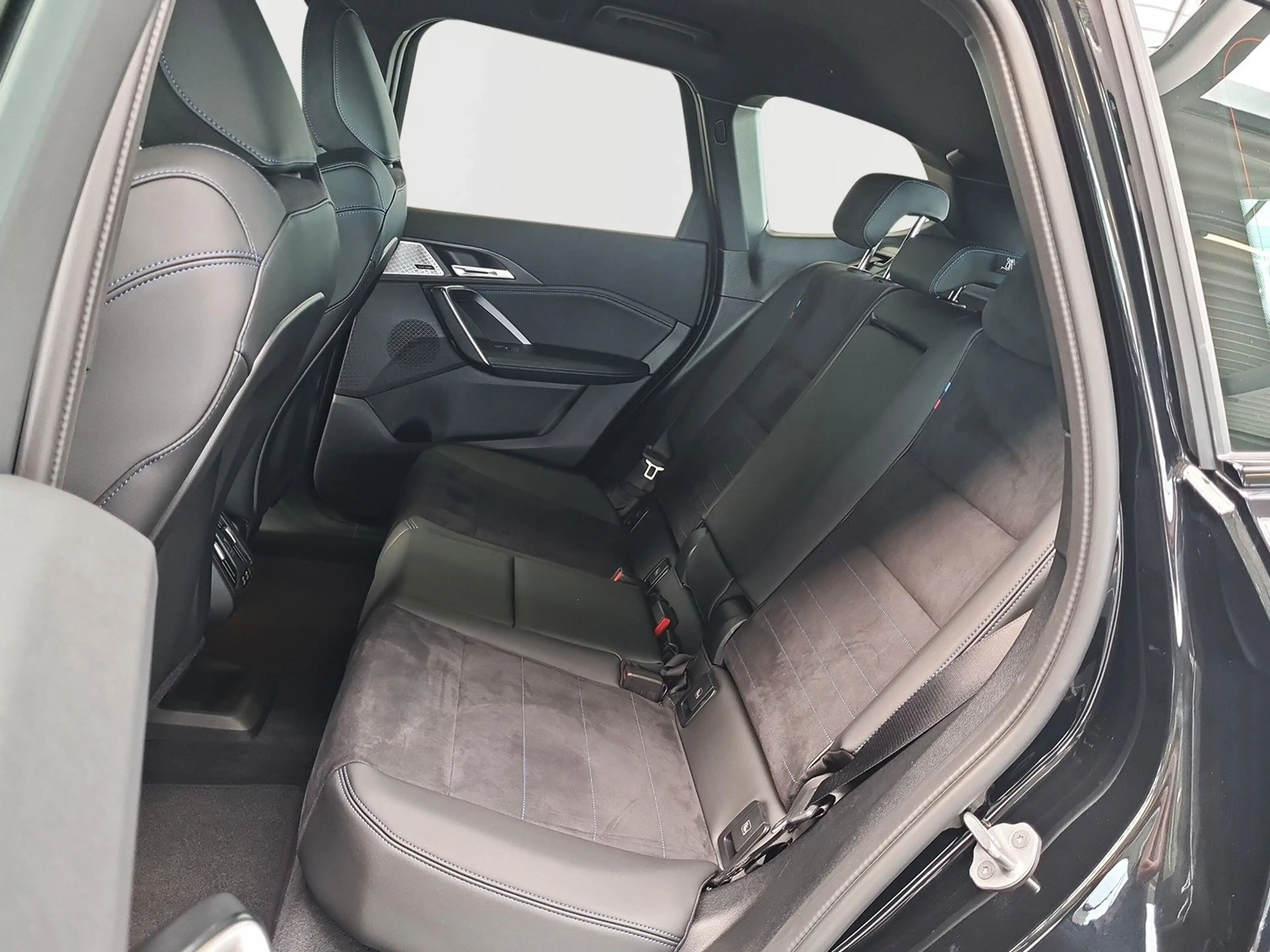 BMW iX1 eDrive20 M-Sport AHK Head-Up Massage HK HiFi DAB u — photo 11