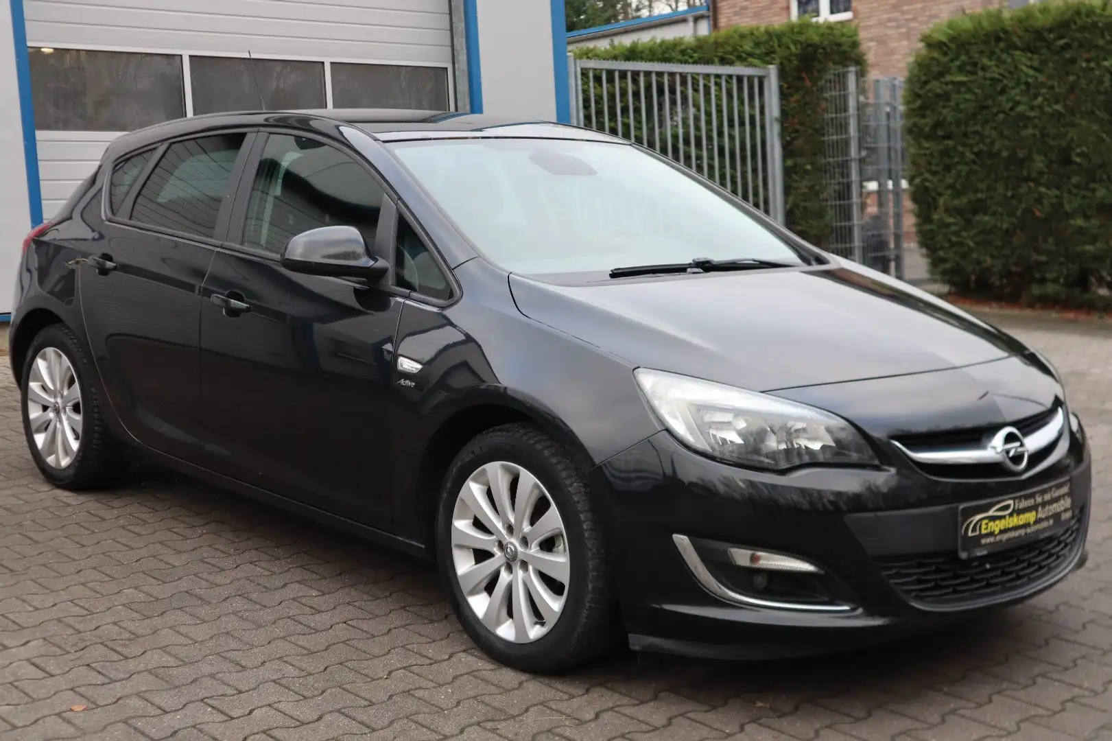 Opel Astra J 1.4 Lim. 5-trg. Active/ALLW./SHZ/MFL/PDC Schwarz - 1