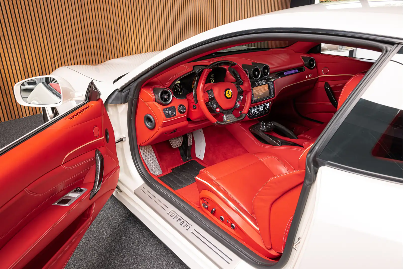 Ferrari FF 6.3 V12 | Carbon | Camera | Lift | Passenger displ White - 2