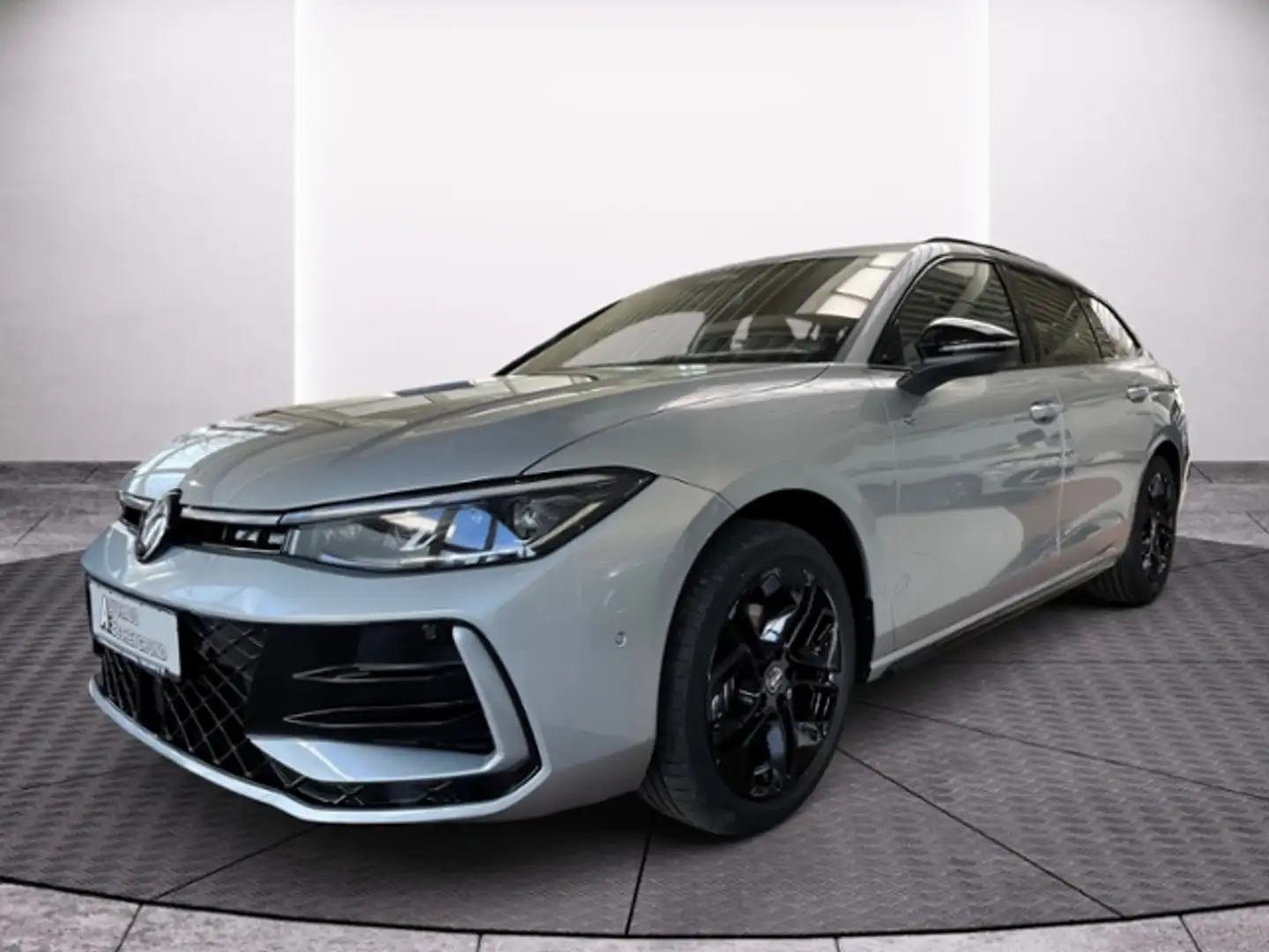 Volkswagen Passat 2.0 TDI DSG R-LINE AHK STDHZG Stříbrná - 2