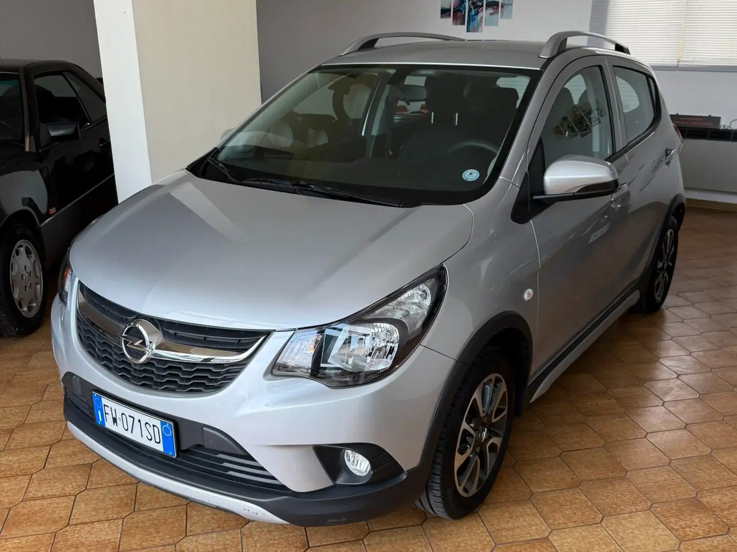 Opel Karl 1.0 Rocks 50.000 KM Plateado - 1