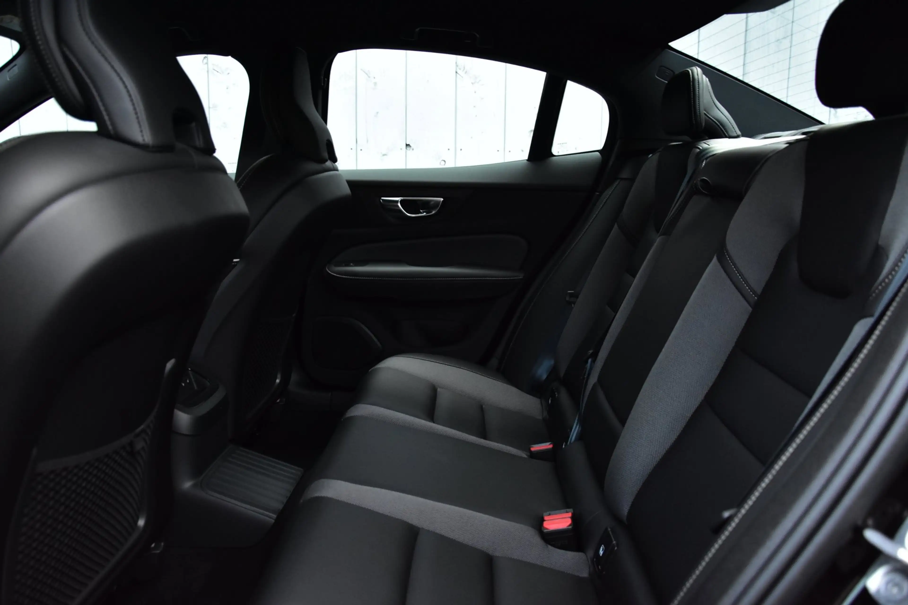 Volvo S60 2.0 Recharge T8 AWD Plus Dark | 360° Camera | Leer — photo 6