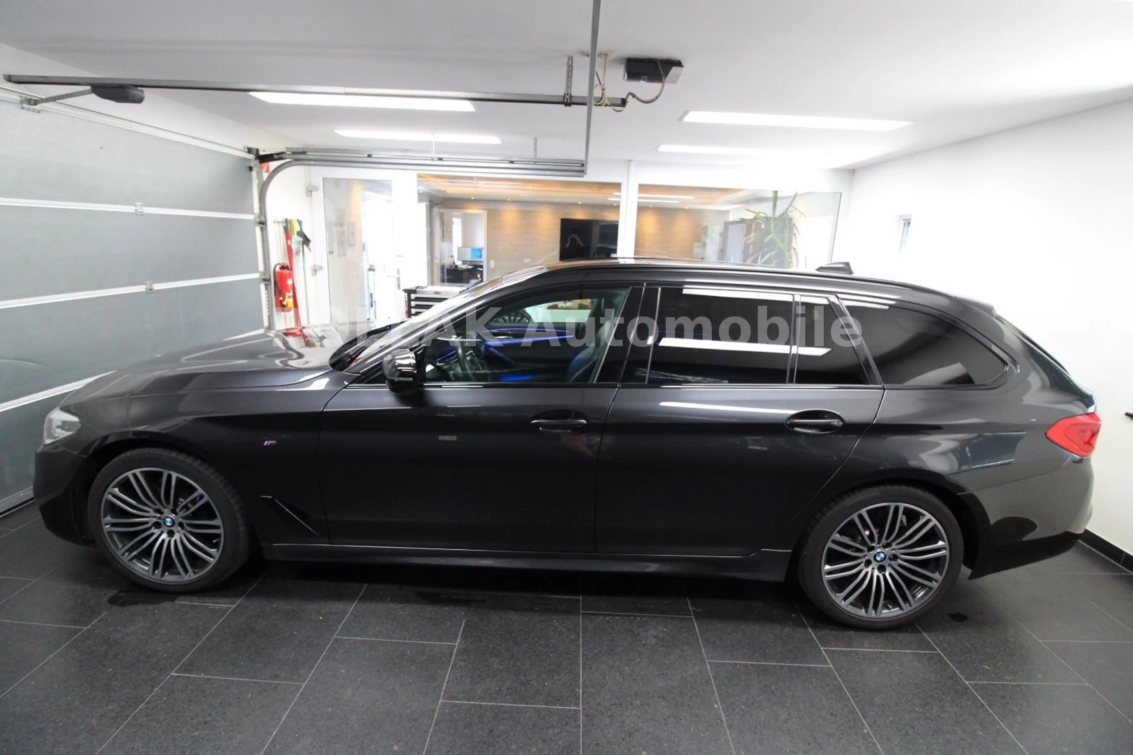 BMW 525 d Touring M Sport*LED*LEDER*NAVI*HEADUP*PANO* — photo 7