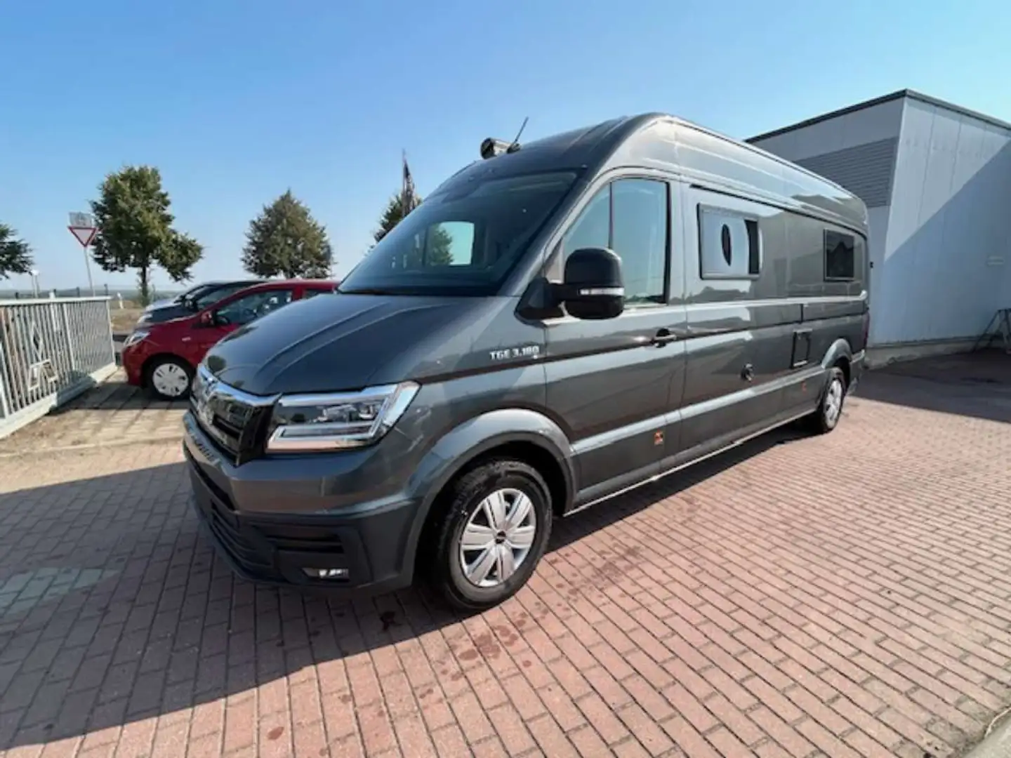 Sonstige Marken Megamobil 680 Re-Aktiv MAN 177 PS Hubbett Grau - 1