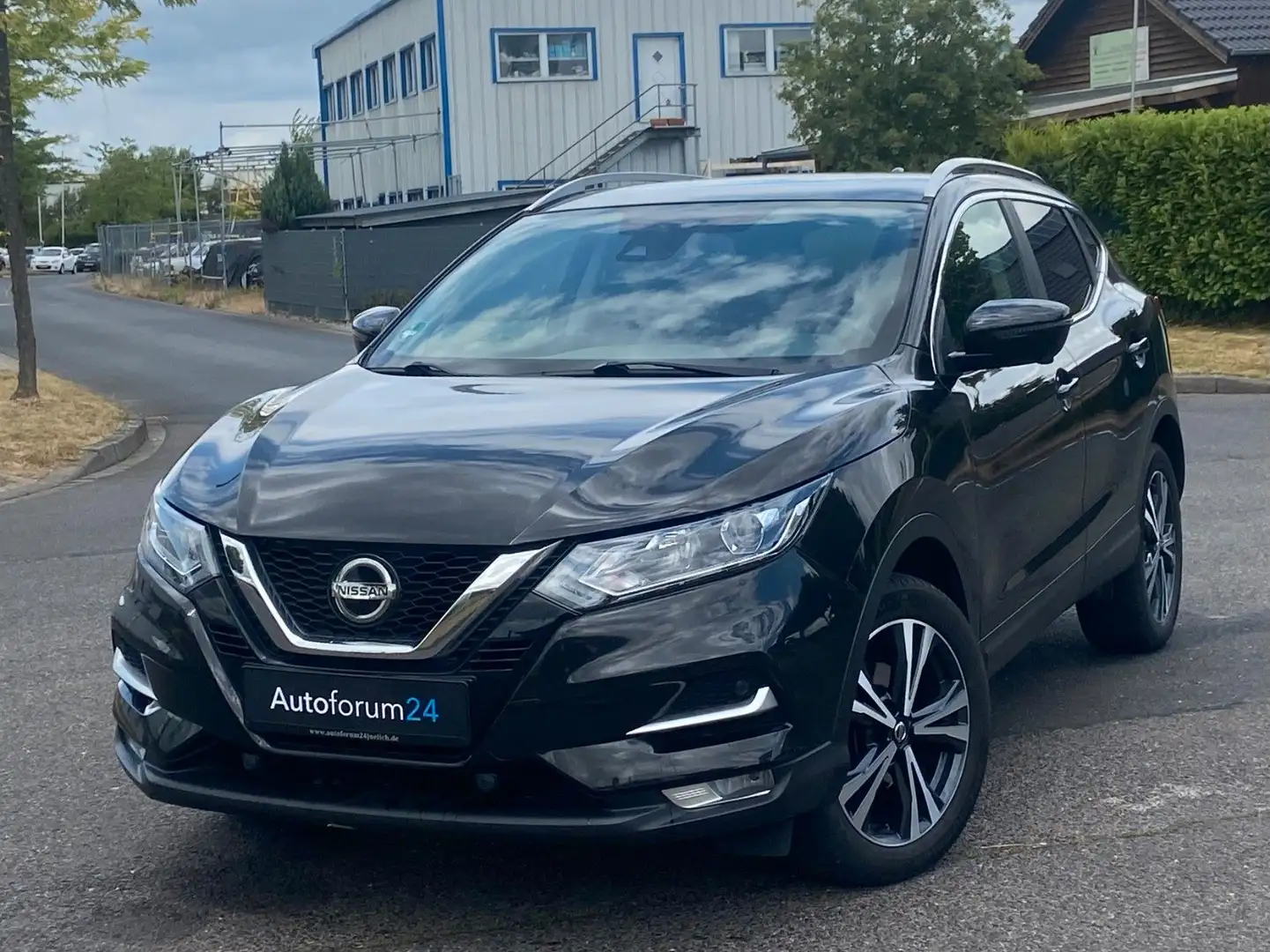 Nissan Qashqai N-Connecta*Autom.*Navi*Kamera*Panorama* Schwarz - 1