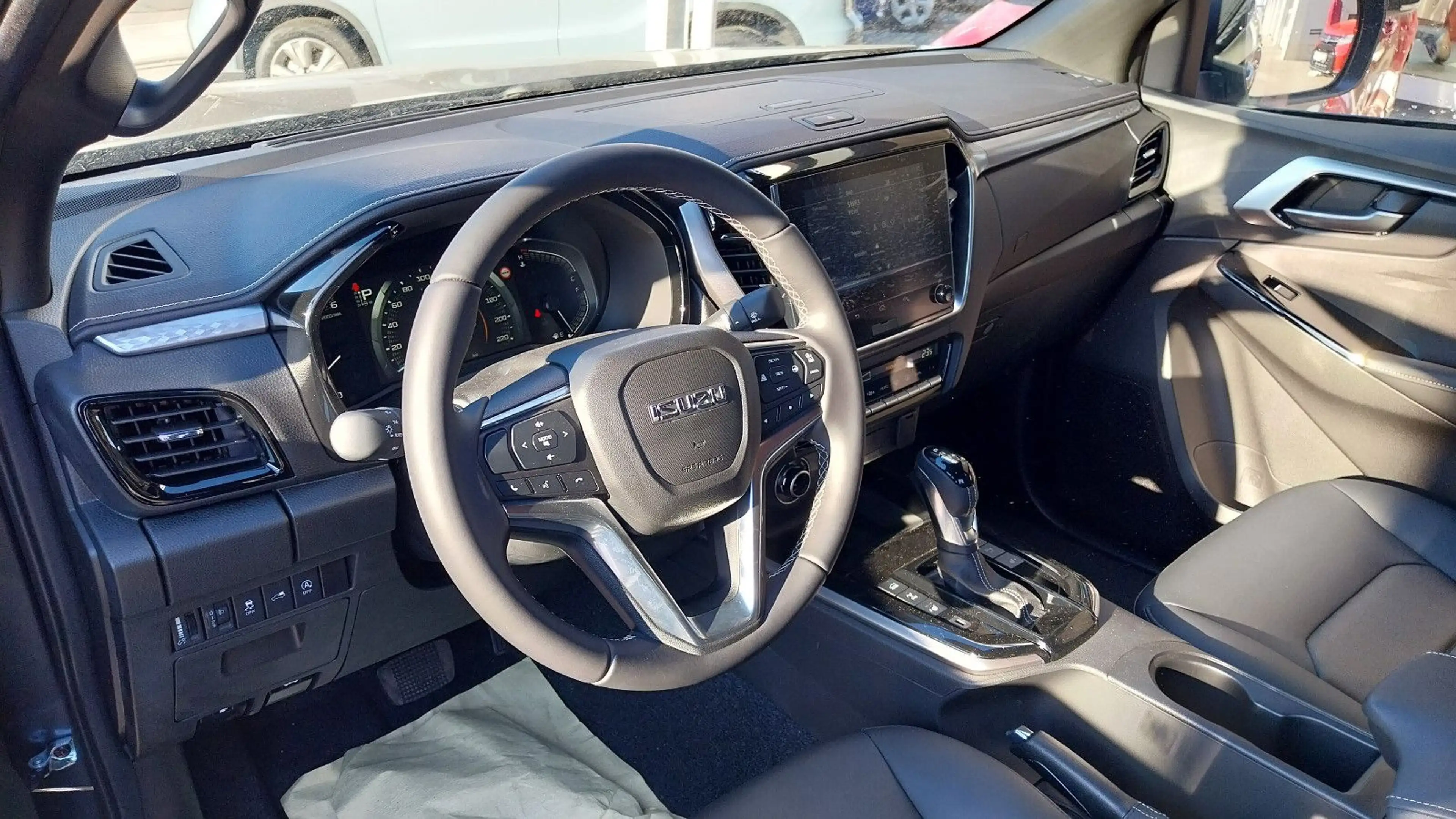 Isuzu D-Max Double Cab 4x4 LSE A/T Facelift 2025 — photo 6
