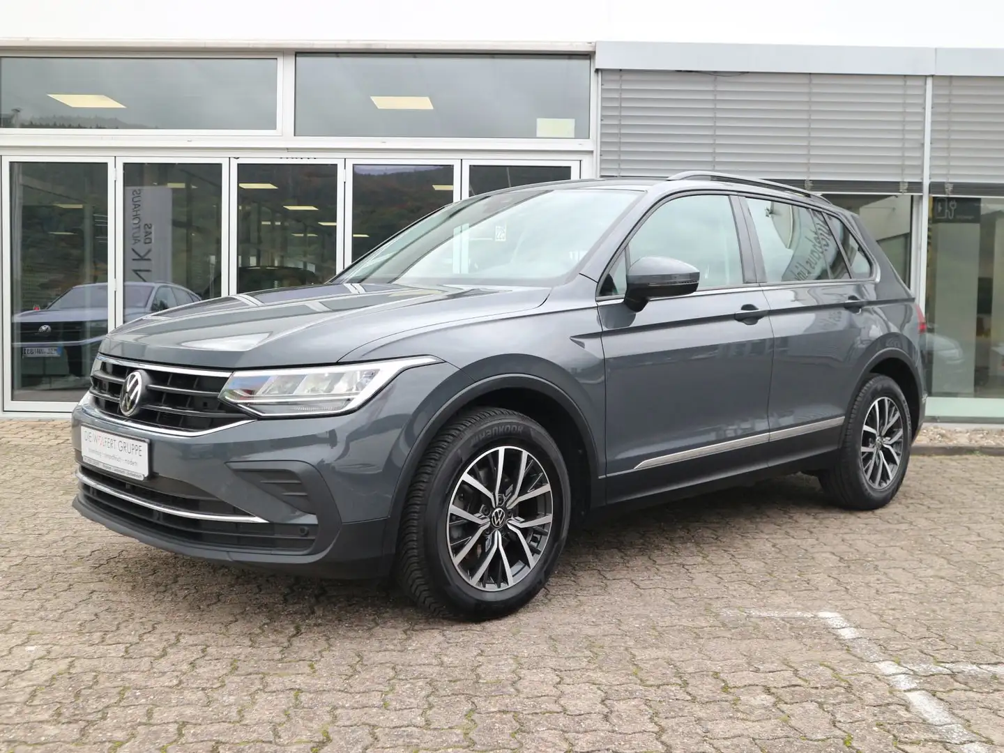 Volkswagen Tiguan Life 2.0 TDI DSG AHK RFK ACC NAVI LED Grijs - 2