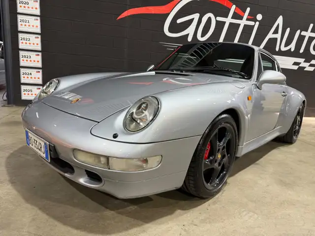 Porsche 911 view 7