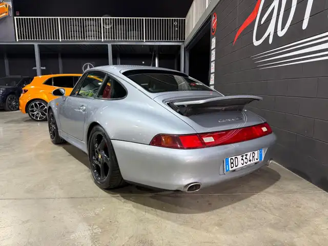 Porsche 911 view 5