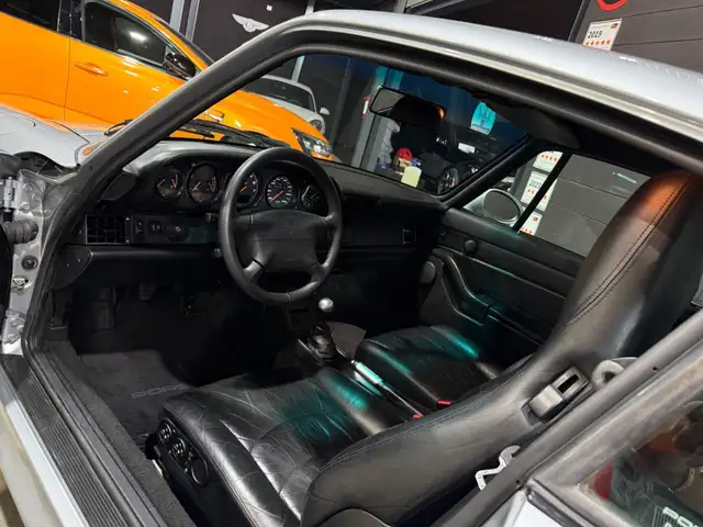 Porsche 911 view 10