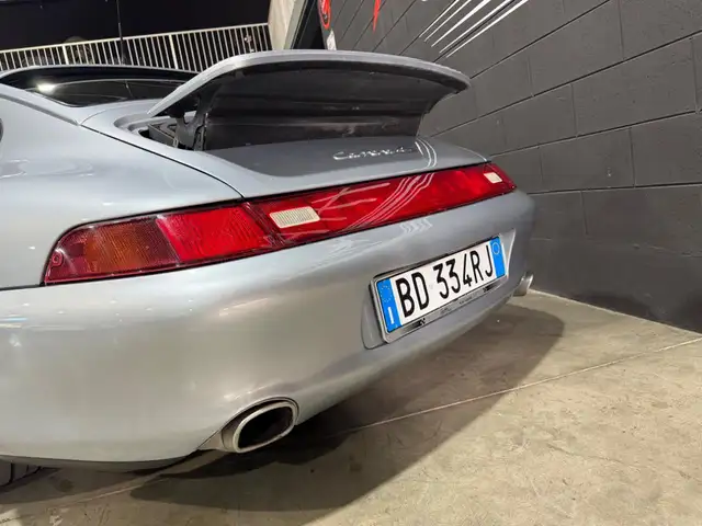 Porsche 911 view 9