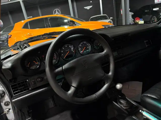 Porsche 911 view 11