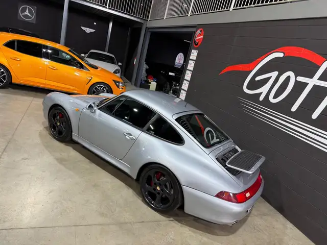 Porsche 911 view 6