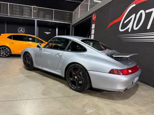 Porsche 911 view 4