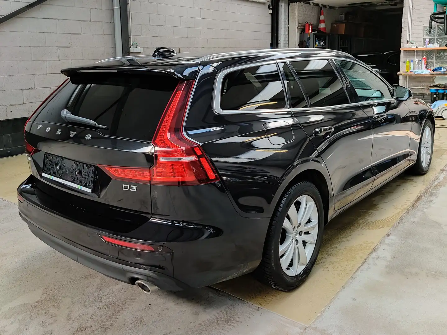 Volvo V60 2.0 D3 Momentum Noir - 2