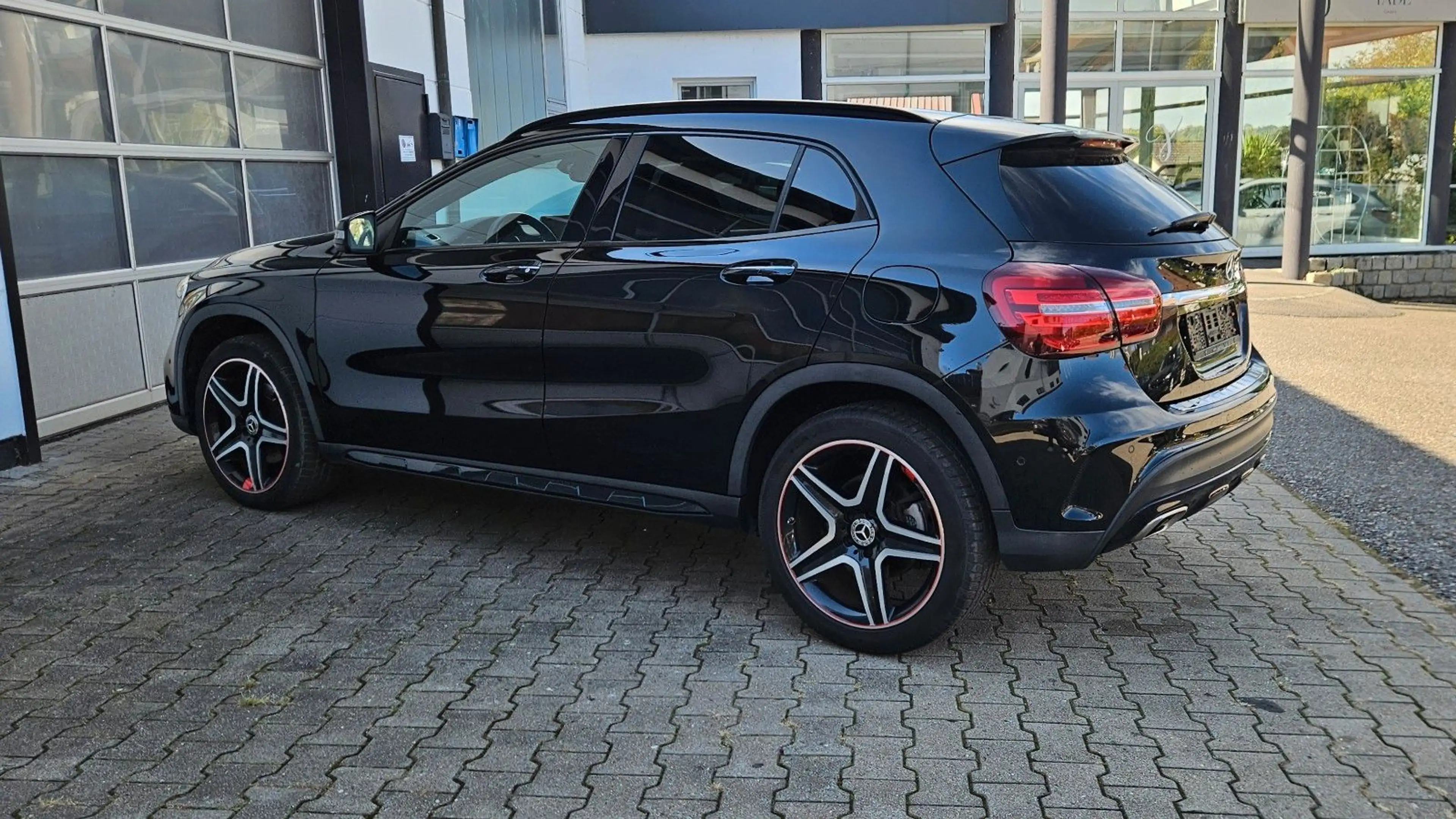 Mercedes-Benz GLA 250 AMG Line *Night*Kamera*h&k*Carbon* — photo 11