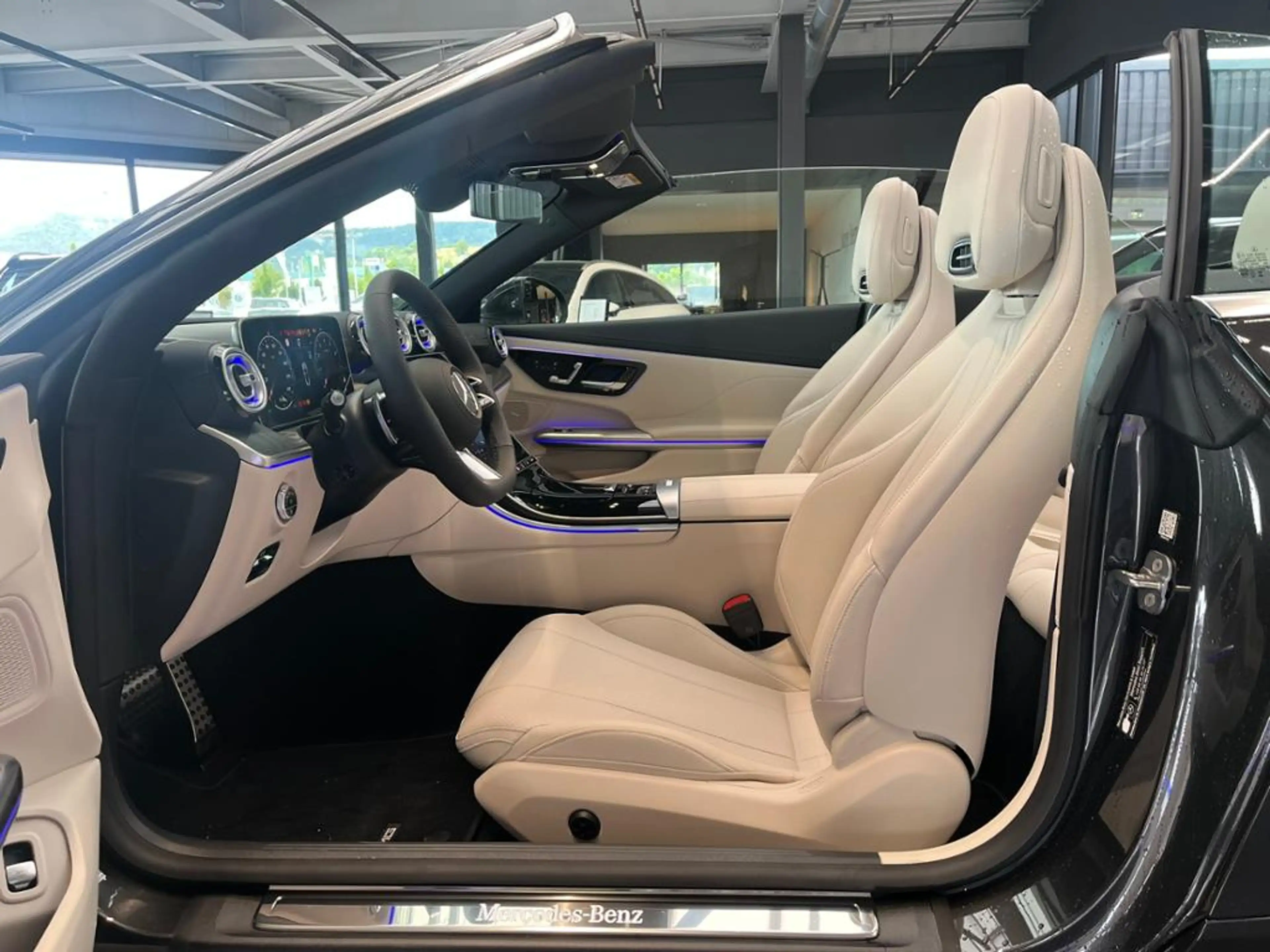 Mercedes-Benz CLE 180 Cabrio AMG+AHK+20"+AIRSCARF+AIRCAP+360°+ — photo 3