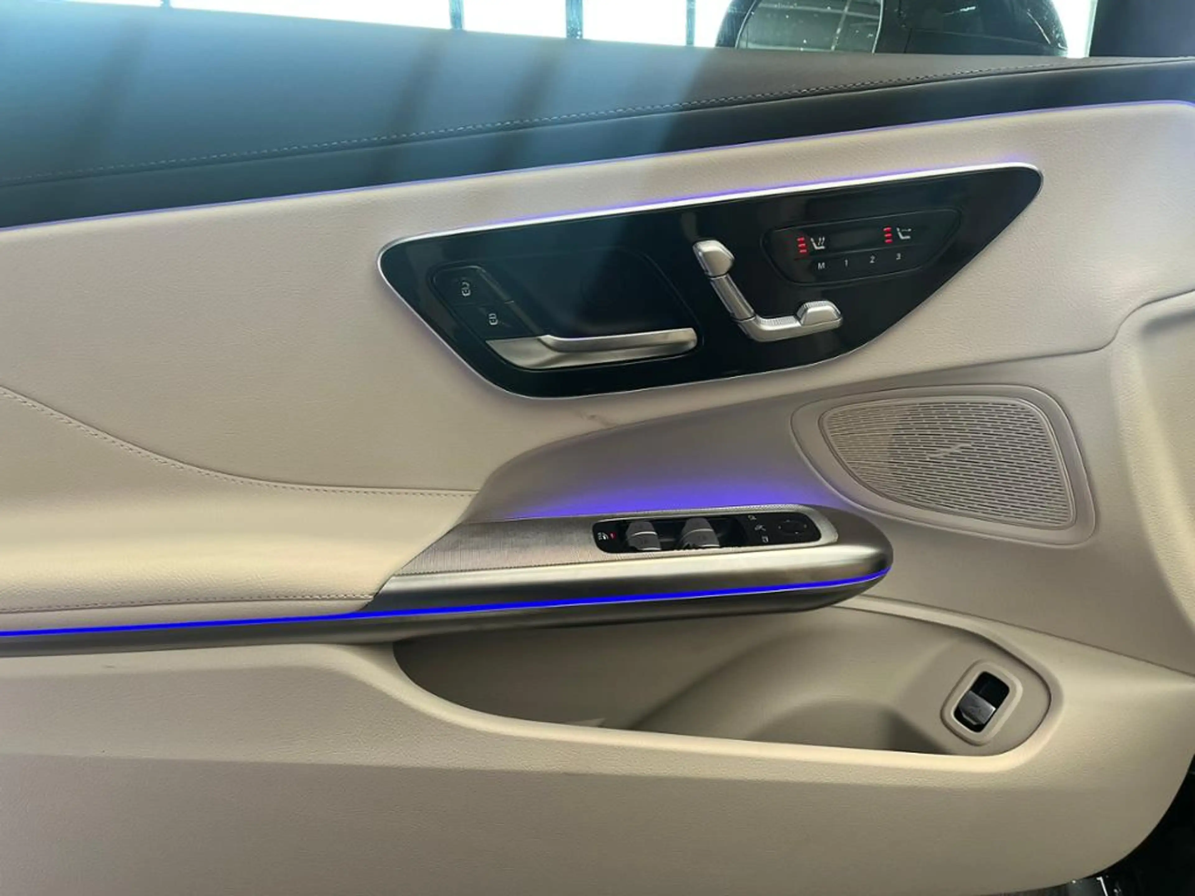 Mercedes-Benz CLE 180 Cabrio AMG+AHK+20"+AIRSCARF+AIRCAP+360°+ — photo 4