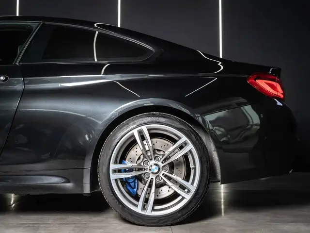 BMW M4 view 6