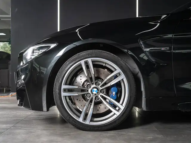 BMW M4 view 4