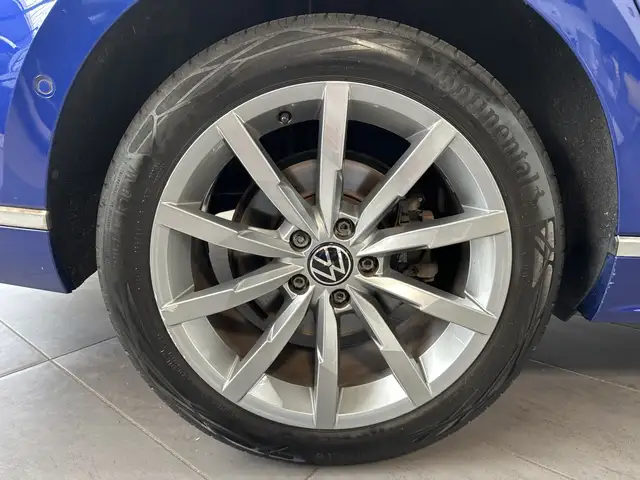Volkswagen Passat view 3