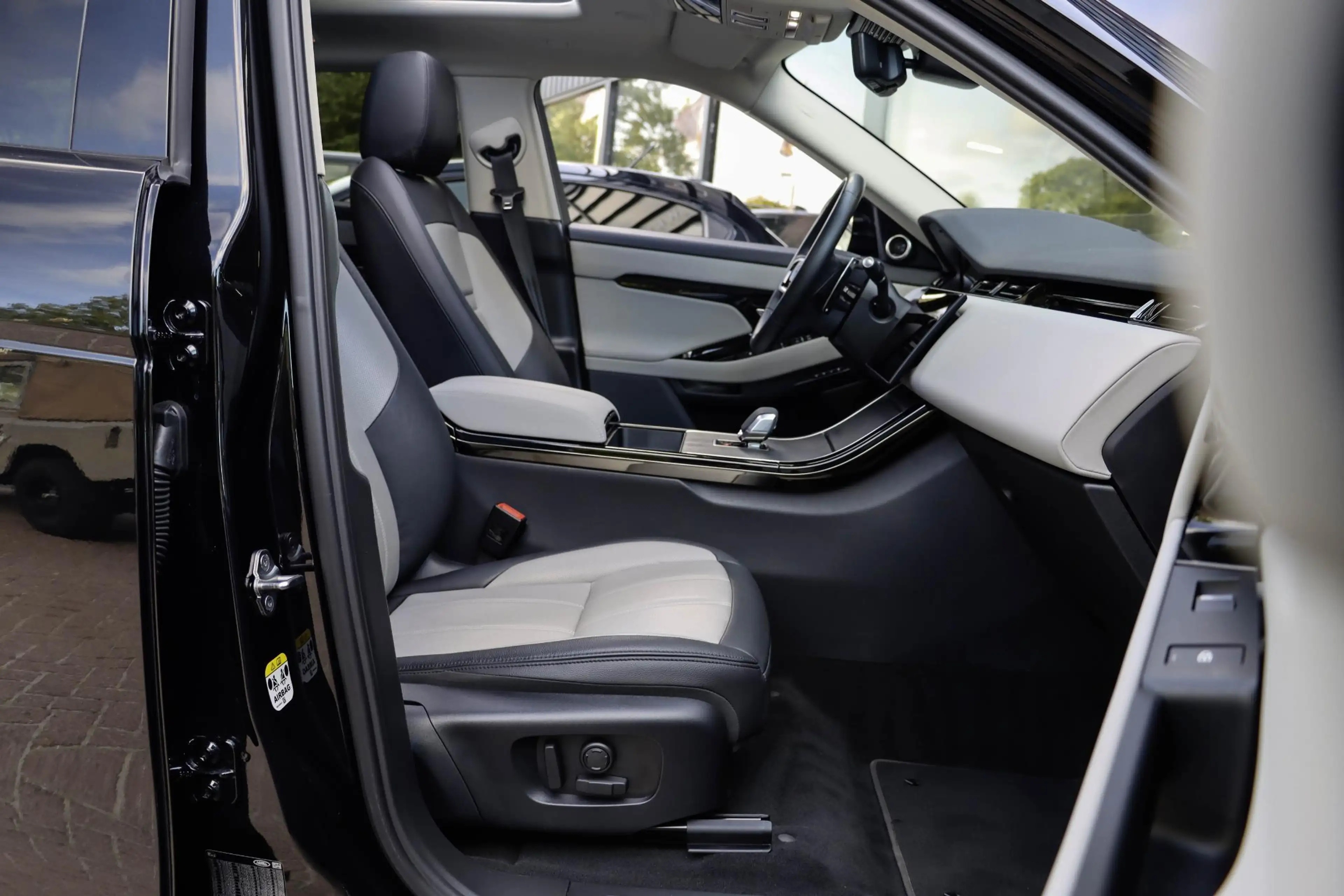 Land Rover Range Rover Evoque P300e PHEV AWD Panodak | Trekhaak | Head-up | Meri — photo 26