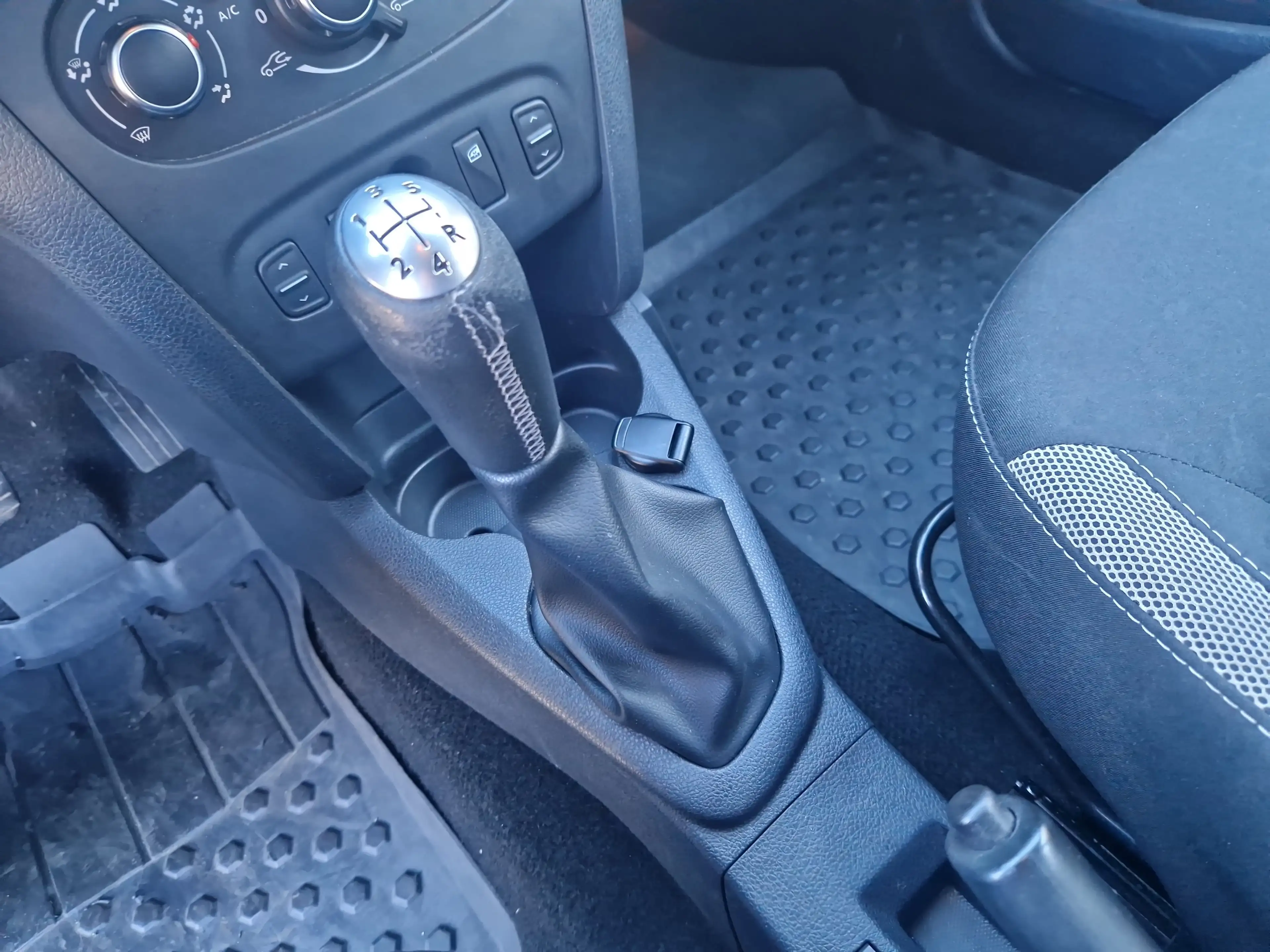 Dacia Sandero Stepway — photo 12