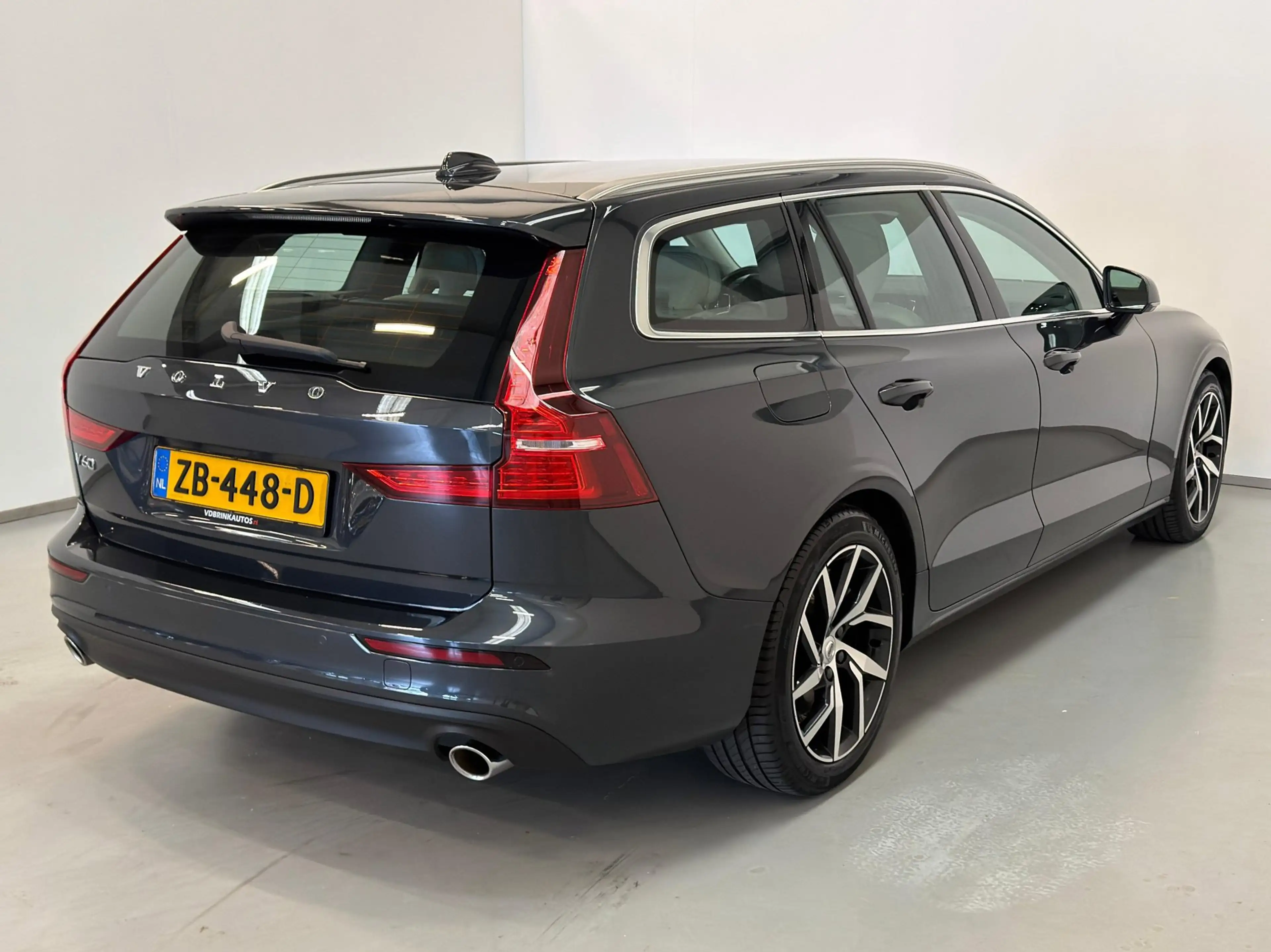 Volvo V60 2.0 T5 Momentum / NL-auto / Leder / CarPlay / Trek — photo 4