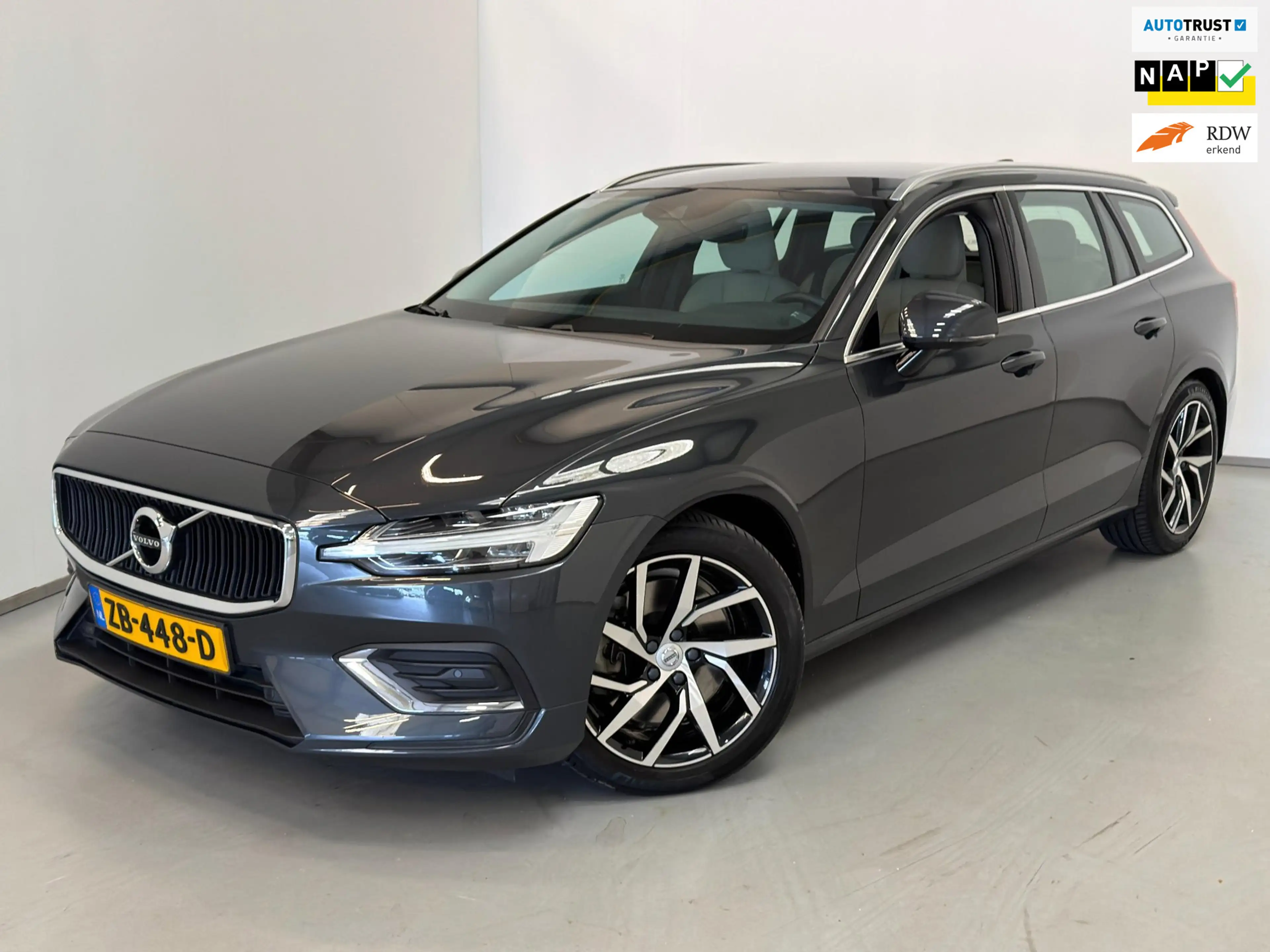 Volvo V60 2.0 T5 Momentum / NL-auto / Leder / CarPlay / Trek