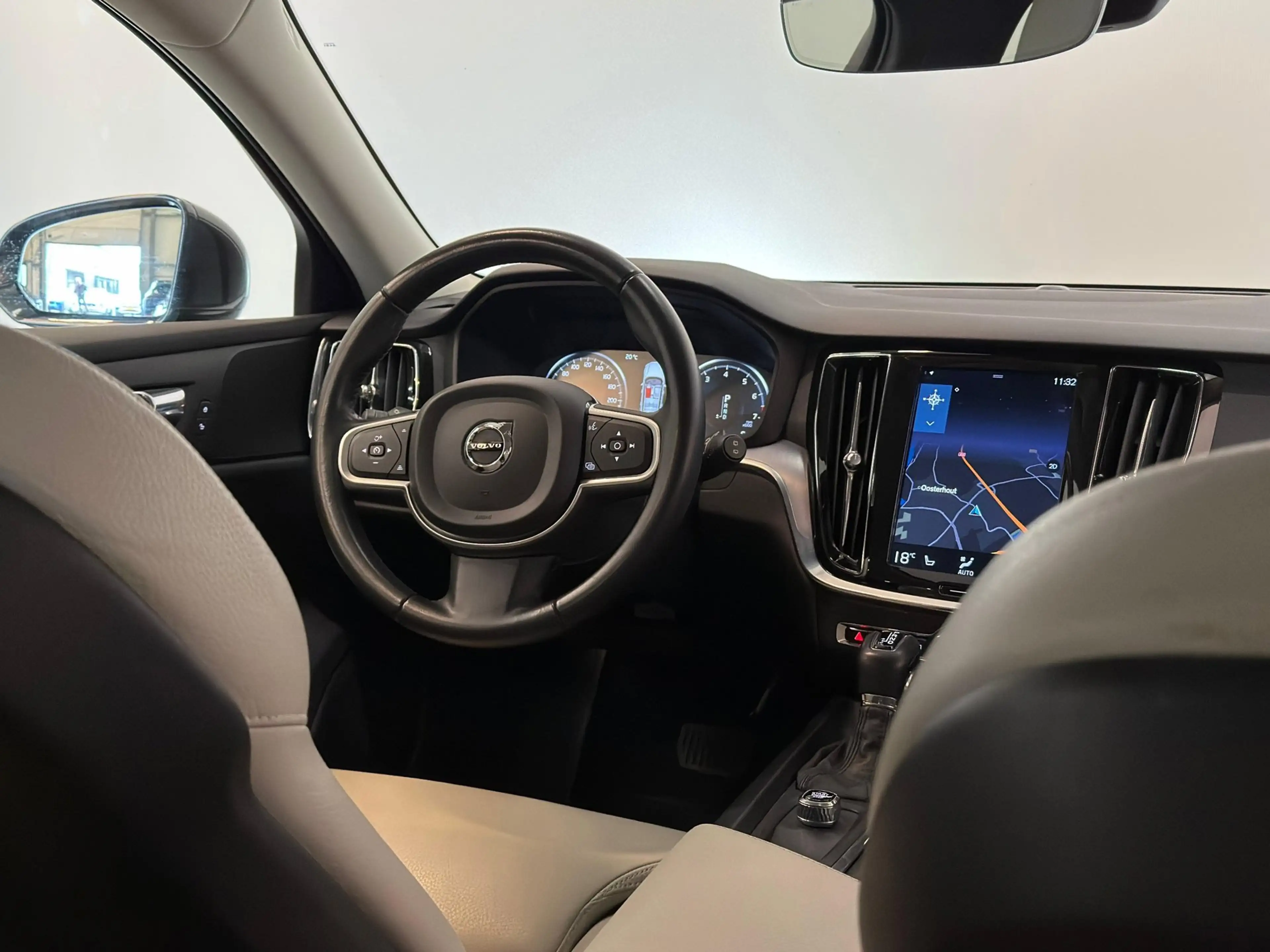 Volvo V60 2.0 T5 Momentum / NL-auto / Leder / CarPlay / Trek — photo 8